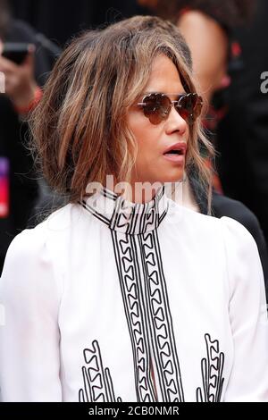 LOS ANGELES - MAGGIO 14: Halle Berry alla cerimonia di stampa a mano e a piedi Keanu Reeves al TCL Chinese Theatre IMAX il 14 Maggio 2019 a Los Angeles, CA Foto Stock