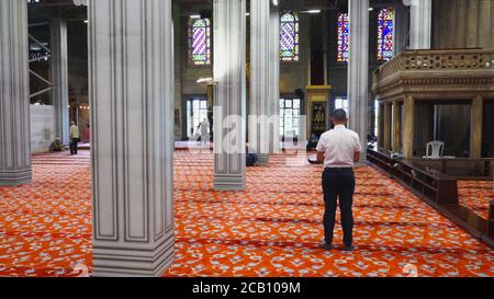 ISTANBUL, TURCHIA - 21 MAGGIO 2019: L'uomo musulmano prega e adora la moschea blu Foto Stock