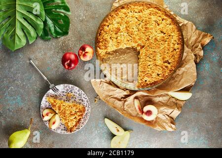 Torte fatte in casa, pesche e torta di pere su cemento grigio-blu ancora vita. Disposizione piatta Foto Stock