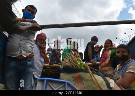 Kolkata, India. 09 agosto 2020. Venditori di verdure che ritornano a casa dal mercato di Kolkata. (Foto di Sudipta Das/Pacific Press) Credit: Pacific Press Media Production Corp./Alamy Live News Foto Stock