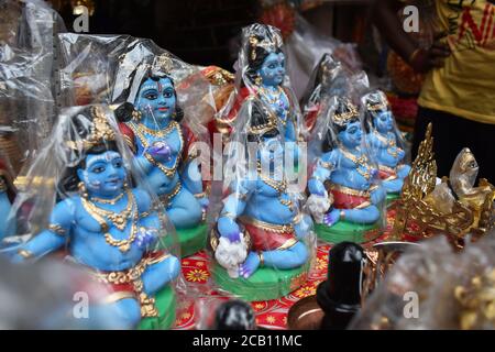 Kolkata, India. 09 agosto 2020. Un venditore di idoli che vende Lord Krishna idol per il prossimo Festival di Jammashtami a Kolkata. (Foto di Sudipta Das/Pacific Press) Credit: Pacific Press Media Production Corp./Alamy Live News Foto Stock
