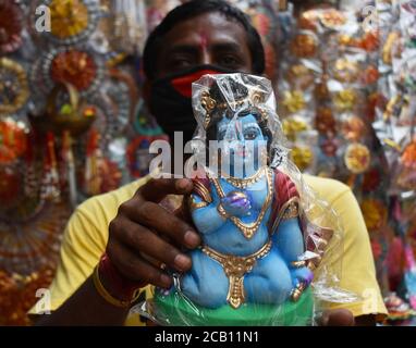 Kolkata, India. 09 agosto 2020. Un idolo che vende Lord Krishna idol per il prossimo Festival di Jammashtami a Kolkata. (Foto di Sudipta Das/Pacific Press) Credit: Pacific Press Media Production Corp./Alamy Live News Foto Stock