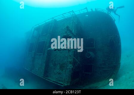 Il Circus Wreck si trova in un canale al largo dell'isola di Yap in Micronesia. Questo subacqueo (MR) è raffigurato esplorando la poppa. Foto Stock