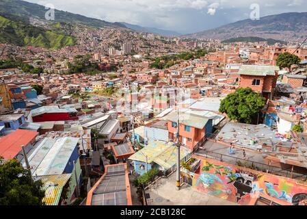 Medellin / Colombia - 15 luglio 2017: Paesaggio urbano della colorata Comuna 13 Foto Stock