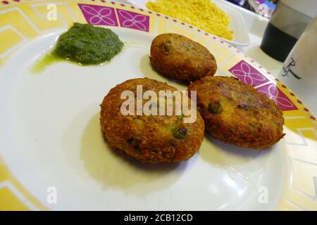 Aloo fritto dorato croccante e tikki matar con chutney di coriandolo verde. Fatto in casa e facile da fare. Foto Stock