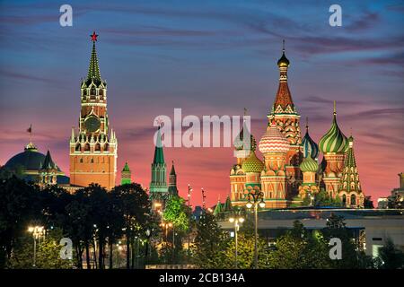 Monumenti storici di Mosca al tramonto rosa Foto Stock