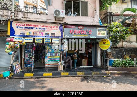 Mumbai, India - 22 novembre 2019: Vista sulla strada di Mumbai durante il giorno di sole con caffè e negozi a Mumbai (conosciuto colloquialmente come Bombay), India. Foto Stock