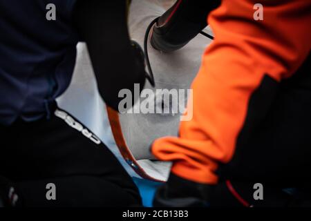 Il team del Sea Life Trust sposta il piccolo grigio delle balene di Beluga da un rimorchiatore durante il trasferimento alla piscina per la cura della baia, dove saranno acclimatati all'ambiente naturale della loro nuova casa presso il santuario di acqua aperta nella baia di Klettsvik in Islanda. Le due balene di Beluga, denominate Little Grey e Little White, sono state spostate nel primo santuario di balene all'aperto del mondo dopo essere state trasferite da un acquario in Cina a 6,000 miglia di distanza nel giugno 2019. Foto Stock