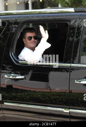 MIAMI BEACH, FL - GIUGNO 16: X il giudice del fattore Simon Cowell è visto in partenza dal loro hotel di Miami Beach il 16 Giugno 2011. Circa 7,500 persone si sono registrate per l'audizione presso l'Università di MiamiÕs BankUnited Center per FoxÕs il debutto statunitense di Simon CowellÕs ÒThe X Factor.Ó i concorrenti hanno iniziato a schierarsi già dalle 3 del mattino giovedì. Si sono legati e cantati mentre erano in linea. Il vincitore del concorso di canto riceverà un contratto di registrazione di 5 milioni di dollari. A differenza di ÒAmerican Idol,Ó i concorrenti possono essere giovani di 12 anni e non hanno limiti di età superiore. Sono anche i giudici, il 16 giugno 2011 a Miami B. Foto Stock