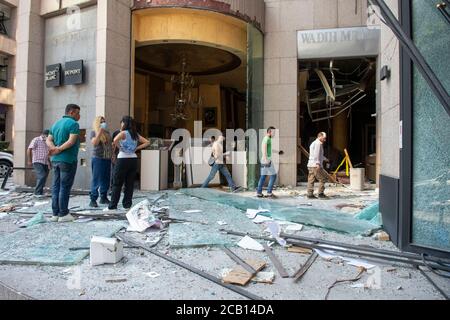 Danni causati da un'enorme esplosione che ha devastato Beirut con la detonazione di 2.750 toni di nitrato di ammonio immagazzinati nel porto della città. Foto Stock