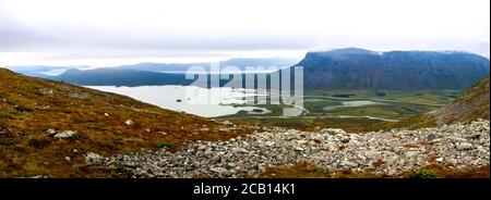 Vista panoramica sul delta del fiume che pervande nella valle di Rapadalen nel parco nazionale di Sarek, Svezia. Lapponia montagne, rocce e alberi di betulla. Inizio autunno Foto Stock