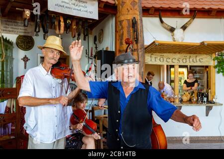 Pastori tradizionali ungheresi che cantano canzoni popolari in un convegno di pastori In Ungheria rurale Foto Stock