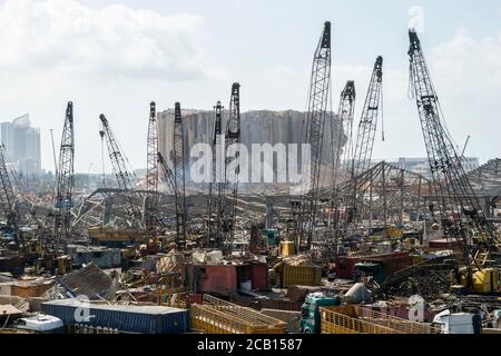 Danni causati da un'enorme esplosione che ha devastato Beirut con la detonazione di 2.750 toni di nitrato di ammonio immagazzinati nel porto della città. Foto Stock