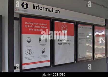 Covid 19 segnaletica di avvertimento Coronavirus sulle precauzioni di viaggio sicure alla stazione ferroviaria di Leominster, Herefordshire Foto Stock