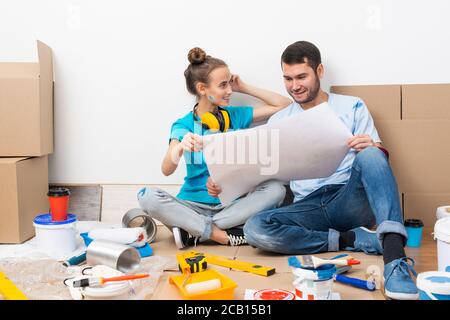 Coppia che discute le idee di riprogettazione domestica. Foto Stock