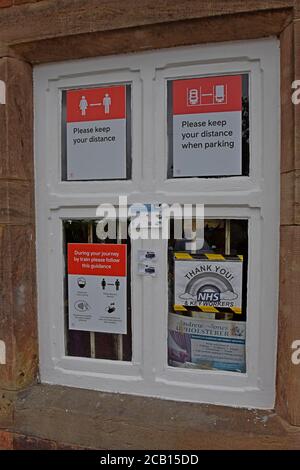 Covid 19 segnaletica di avvertimento Coronavirus sulle precauzioni di viaggio sicure alla stazione ferroviaria di Leominster, Herefordshire Foto Stock