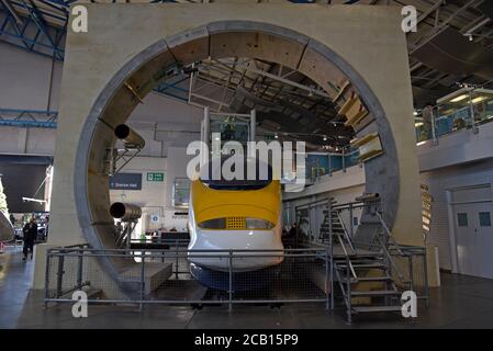 Una locomotiva elettrica Eurostar Classe 373 con una sezione di tunnel di canale in esposizione al National Railway Museum di York Foto Stock