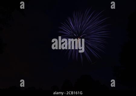 Il fuoco funziona con i modelli colorati che celebrano la felicità e la gioia Foto Stock