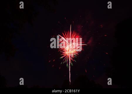 Il fuoco funziona con i modelli colorati che celebrano la felicità e la gioia Foto Stock