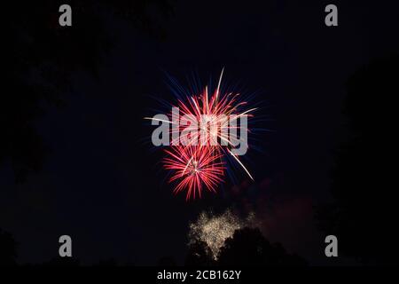 Il fuoco funziona con i modelli colorati che celebrano la felicità e la gioia Foto Stock