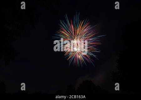 Il fuoco funziona con i modelli colorati che celebrano la felicità e la gioia Foto Stock