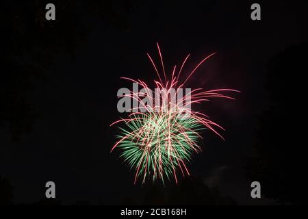 Il fuoco funziona con i modelli colorati che celebrano la felicità e la gioia Foto Stock