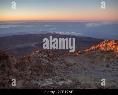 bagliore rosso prima dell'alba con paesaggio vulcanico dall'alto di pico del teide vulcano montagna spagnola più alta su tenerife isola delle canarie Foto Stock