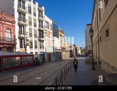 Spagna, Isole Canarie, Tenerife, Santa Cruz de Tenerife, 27 dicembre 2017: strada nel centro della città con vecchie case in stile coloniale, negozi e passeggiate Foto Stock