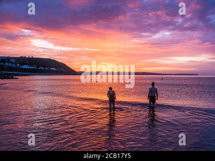 Myrtleville, Cork, Irlanda. 10 agosto 2020. In una gloriosa mattinata estiva, Grace e Liam Meade da Crosshaven vanno per la loro nuotata quotidiana all'alba a Myrtleville, Co. Cork, Irlanda. - credito; David Creedon / Alamy Live News Foto Stock