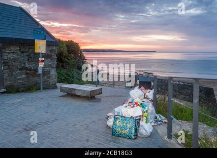 Myrtleville, Cork, Irlanda. 10 agosto 2020. Bidoni traboccanti con sacchi di rifiuti lasciati alle spalle a seguito del glorioso tempo nel fine settimana che ha visto la gente affollarsi alla spiaggia presso la pittoresca Myrtleville, Co. Cork, Irlanda. - credito; David Creedon / Alamy Live News Foto Stock