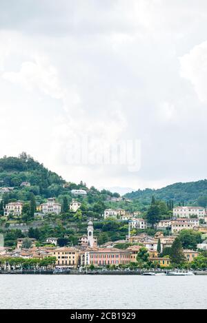 Menaggio comune sul Lago di Como in Lombardia. Italia. Cielo nuvoloso. Foto Stock