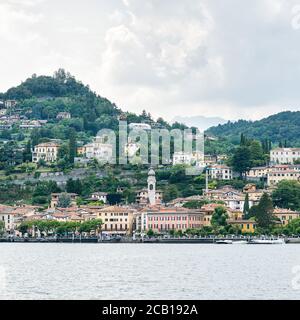 Menaggio comune sul Lago di Como in Lombardia. Italia. Cielo nuvoloso. Foto Stock