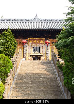 Shaolin Children Monk era kungfu di addestramento all'interno del tempio originale di Shaolin. Città di Dengfeng, città di Zhengzhou, provincia di Henan, Cina, 16 ottobre 2018. Foto Stock