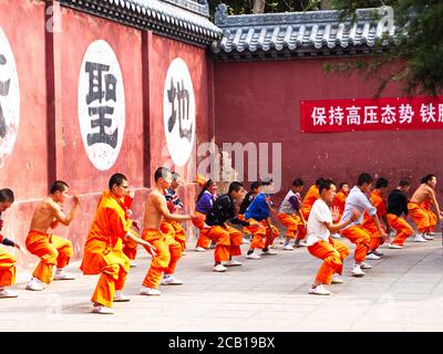 Shaolin Children Monk era kungfu di addestramento all'interno del tempio originale di Shaolin. Città di Dengfeng, città di Zhengzhou, provincia di Henan, Cina, 16 ottobre 2018. Foto Stock