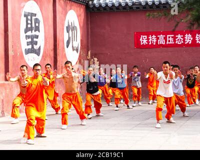 Shaolin Children Monk era kungfu di addestramento all'interno del tempio originale di Shaolin. Città di Dengfeng, città di Zhengzhou, provincia di Henan, Cina, 16 ottobre 2018. Foto Stock