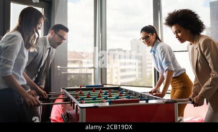 I colleghi tavolo da gioco a calcio per rompere. Foto Stock