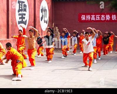 Shaolin Children Monk era kungfu di addestramento all'interno del tempio originale di Shaolin. Città di Dengfeng, città di Zhengzhou, provincia di Henan, Cina, 16 ottobre 2018. Foto Stock