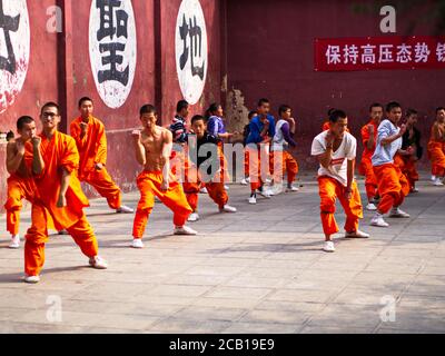 Shaolin Children Monk era kungfu di addestramento all'interno del tempio originale di Shaolin. Città di Dengfeng, città di Zhengzhou, provincia di Henan, Cina, 16 ottobre 2018. Foto Stock