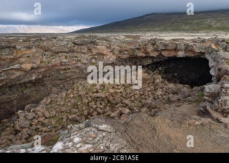 Ingresso alle grotte di lava Surtshellir e Stefanshellir, campo di lava Hallmundarhraun, Islanda Foto Stock
