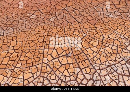 Crepe in terra di argilla forma mosaico-come struttura, campo geotermico, Namafjall, Myvatn, Krafla sistema vulcanico, Islanda Foto Stock