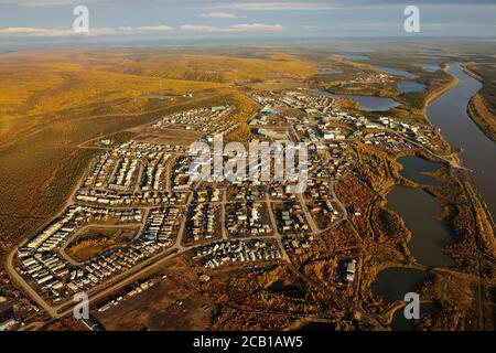 Vista aerea dell'Inuvik sulle rive del delta del fiume Mackenzie, territori del Nord, Canada Foto Stock