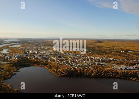 Vista aerea dell'Inuvik sulle rive del delta del fiume Mackenzie, territori del Nord, Canada Foto Stock