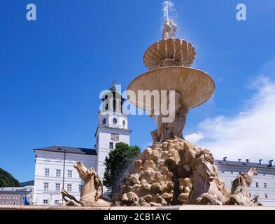 Residenzplatz, fontana Residenz con scimini, Salisburgo, Austria Foto Stock