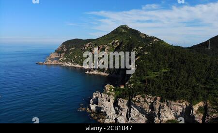 Changdao. 9 agosto 2020. La foto aerea scattata il 9 agosto 2020 mostra lo scenario dell'isola Tuoji a Changdao, nella provincia di Shandong, nella Cina orientale. Credit: Wang Kai/Xinhua/Alamy Live News Foto Stock