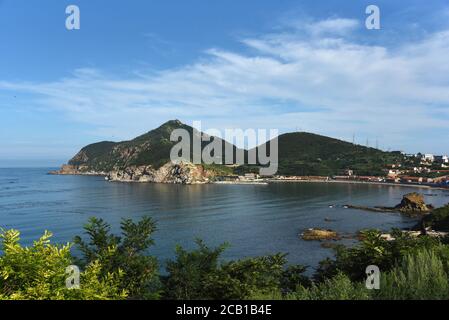 Changdao. 9 agosto 2020. Foto scattata il 9 agosto 2020 mostra lo scenario dell'isola Tuoji a Changdao, provincia di Shandong della Cina orientale. Credit: Wang Kai/Xinhua/Alamy Live News Foto Stock