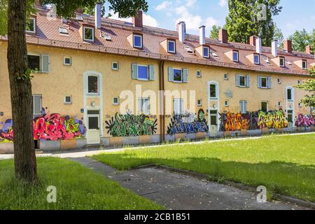 Case di demolizione Graffiti su Haldenseestrasse, Ramersdorf, Monaco, alta Baviera, Baviera, Germania Foto Stock