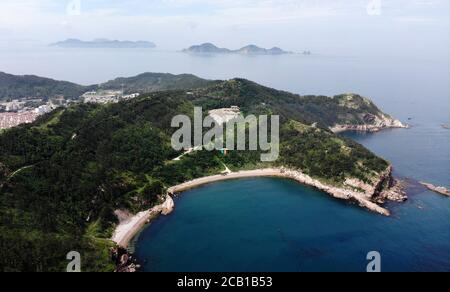 Changdao. 9 agosto 2020. La foto aerea del 9 agosto 2020 mostra lo scenario dell'isola di Nanhuangcheng a Changdao, nella provincia di Shandong della Cina orientale. Credit: Wang Kai/Xinhua/Alamy Live News Foto Stock