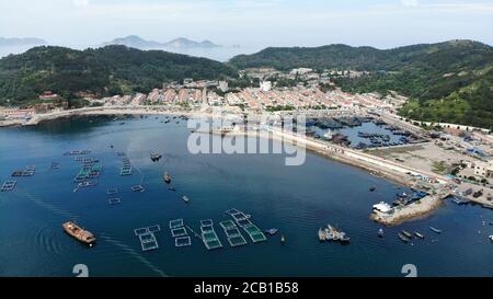 Changdao. 9 agosto 2020. La foto aerea del 9 agosto 2020 mostra il porto dell'isola di Nanhuangcheng a Changdao, nella provincia di Shandong, nella Cina orientale. Credit: Wang Kai/Xinhua/Alamy Live News Foto Stock