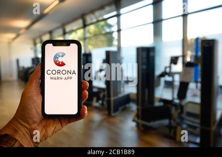 Smartphone con dispositivo Corona WARN-APP nel centro fitness, Corona Crisis, Stoccarda, Baden-Wuerttemberg, Germania Foto Stock