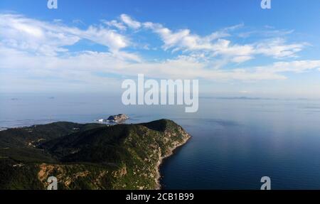 Changdao. 9 agosto 2020. La foto aerea scattata il 9 agosto 2020 mostra lo scenario dell'isola Tuoji a Changdao, nella provincia di Shandong, nella Cina orientale. Credit: Wang Kai/Xinhua/Alamy Live News Foto Stock